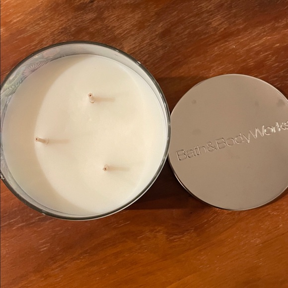 ***Relisting Soon*** BBW Sweet Kiwi and Starfruit Candle - Picture 2 of 4